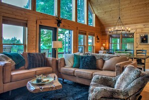 Televisión, chimenea, reproductor de DVD y futbolito 