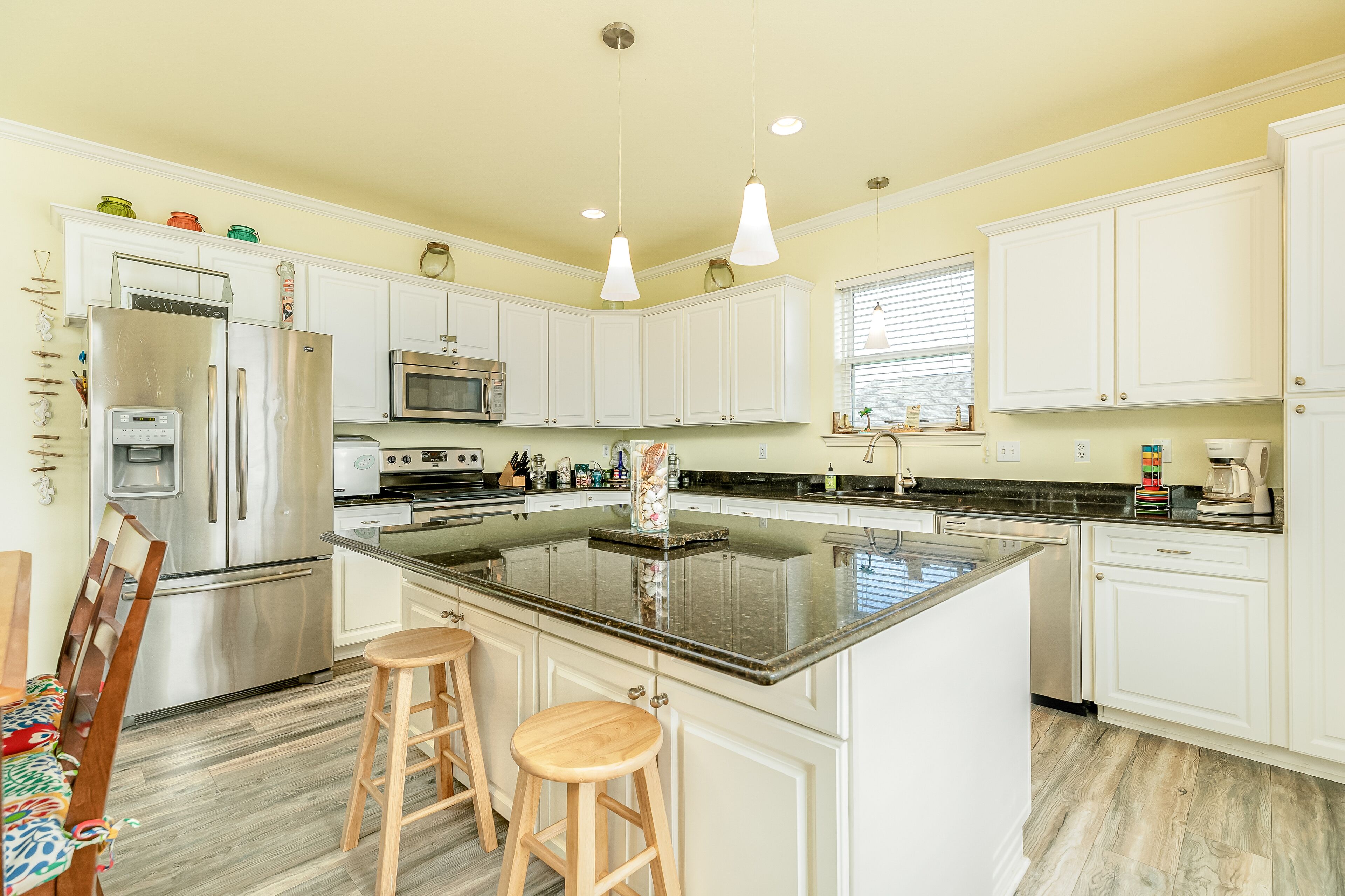 Coastal getaway with large deck, WiFi, W/D, AC - minutes to beach & two dogs OK