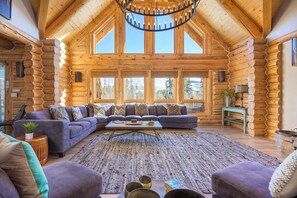 Smart TV, lareira, DVD player, aparelho de som