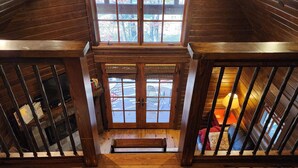 Un interno in legno con vista esterna attraverso un'ampia finestra.
