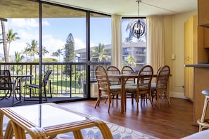 Dining - Maui Sunset Vacation Rentals B415 (Kihei)