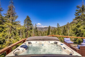 Outdoor spa tub - Eagles Nest at Palisades Alpine- Hot Tub- Pool Table- Shuttle to Slopes- Dogs OK! (Olympic Valley)