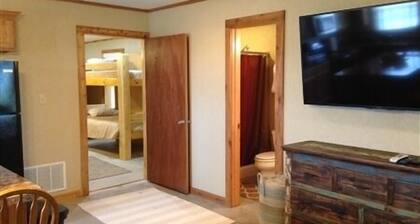 La Casa De Pescado Rojo. Kaksi makuuhuonetta, kaksi kylpyhuonetta. Yksityinen venealus satamassa.