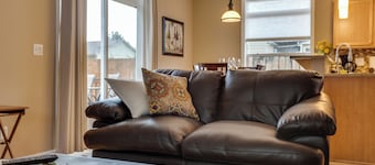 Private Game Room & Hot Tub, Free WiFi - Blocks from Historic Downtown