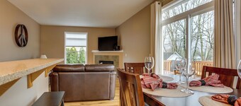 Private Game Room & Hot Tub, Free WiFi - Blocks from Historic Downtown