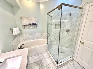 Combined shower/bathtub, hair dryer, towels