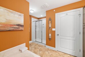 Combined shower/bathtub, jetted bath, towels - The Oasis At Orange Beach 2904 by Liquid Life (Orange Beach)