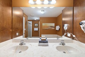 Ensemble douche/baignoire, baignoire à jets, serviettes fournies