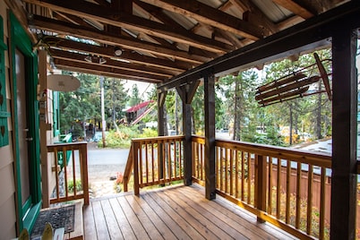 Cozy Mountain Cabin with Full Kitchen - Close to Town, Skiing & Hiking Trails