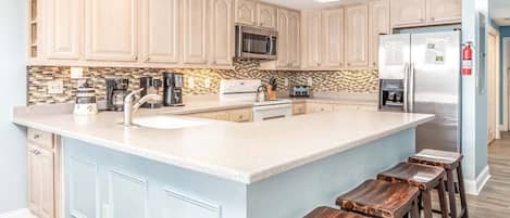 Réfrigérateur, micro-ondes, four, plaque de cuisson