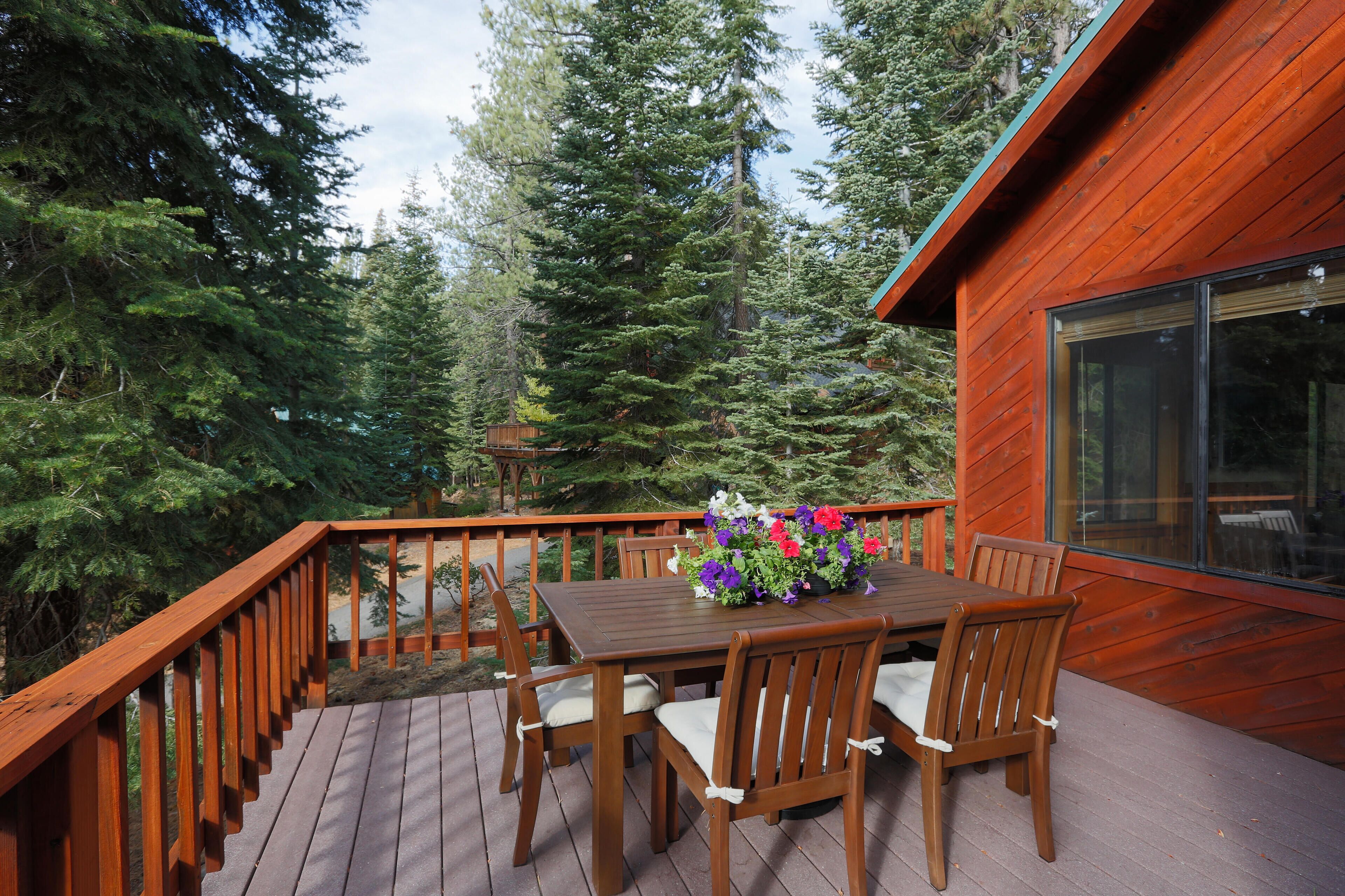 St.Bernard at Tahoe Donner By Tahoe Getaways - Private Hot Tub + HOA Beach, Pool, Gym
