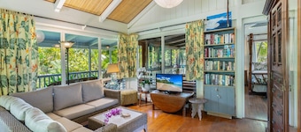Hale Pua Kai, Comfortable Hawaiian Style Home