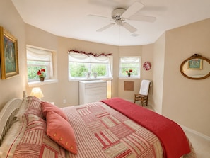 3 bedrooms, desk, iron/ironing board, travel cot - Creekside Retreat with Yard, Close to Downtown and Ski, Dog Friendly (Durango)