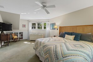 3 bedrooms, desk, iron/ironing board, travel cot