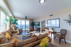 Smart TV, libros y estéreo 