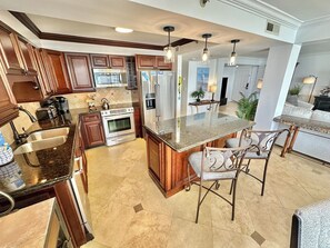 冷蔵庫、電子レンジ、オーブン、コンロ