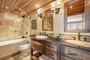 Combined shower/bathtub, hair dryer, towels