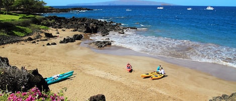 Sur la plage, chaise longue, serviettes de plage