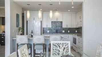 Een koelkast, een magnetron, een oven, een kookplaat