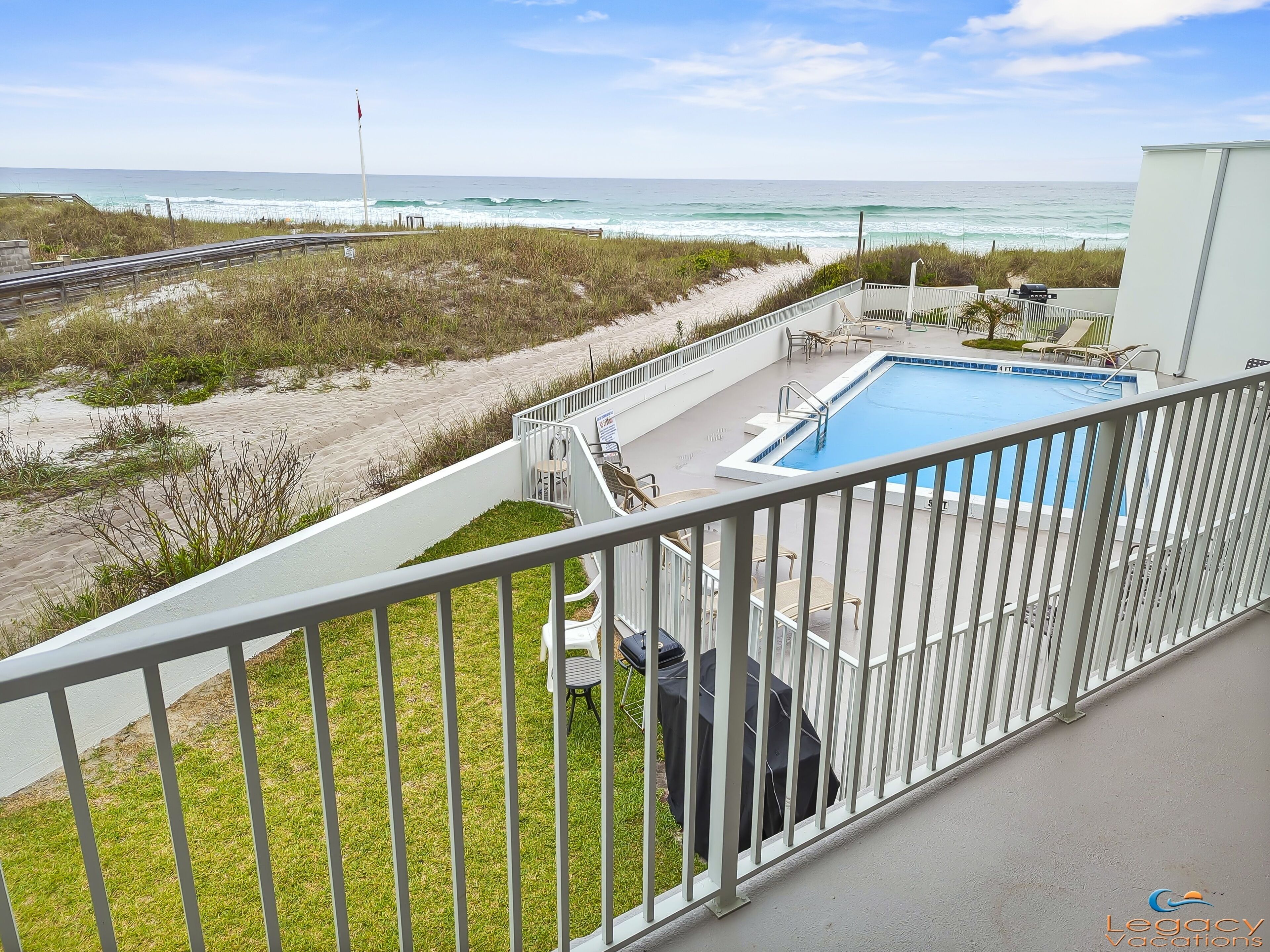 Island Surf #9 Beachfront 2 bdrm w/awesome gulf views + beach service!
