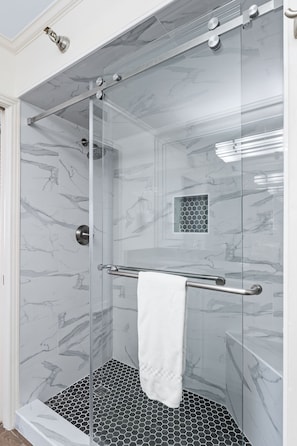 Combined shower/tub, hair dryer, towels