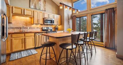 Cozy 1BR condo in Breckenridge with mountain views and easy ski access at 4 O'Clock Lodge A16!