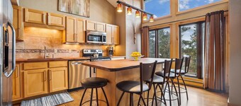 Cozy 1BR condo in Breckenridge with mountain views and easy ski access at 4 O'Clock Lodge A16!