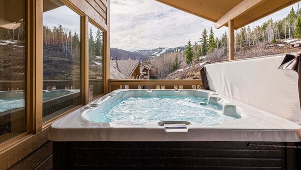Ein Whirlpool mit Blick auf eine gebirgige Landschaft.