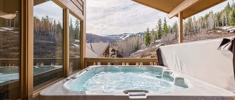 Outdoor spa tub