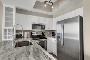 Refrigerador, microondas, horno, placa de cocina