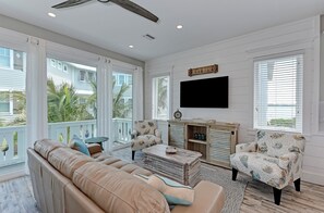 Fernseher, DVD-Player, Bücher