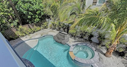 6 habitaciones, 4 baños, VISTAS AL AGUA, PISCINA CLIMATIZADA / SPA, CUBIERTA SUPERFICIE DEL TECHO, EXTERIOR T. V, BICICLETAS DE KAYAKS Wi-Fi gratis
