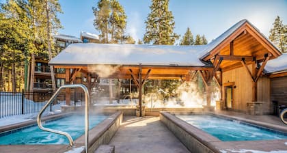 Roomy Rockies Retreat Nestled in Picturesque Splendor! Walk to Town/Slopes