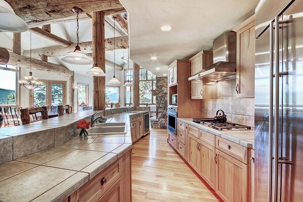 Fridge, microwave, oven, stovetop - Stay at Dunkin Hill Lodge: Phenomenal Views-Shuttle Access-Pool Table-Private Hot Tub. (Breckenridge)