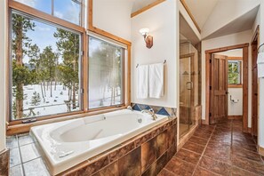 Combined shower/bathtub, hair dryer, towels