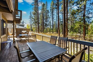Outdoor dining - Renovated Lodge with Private Hot Tub, SHARC Passes, and Shared Pool - Dogs OK (Sunriver)