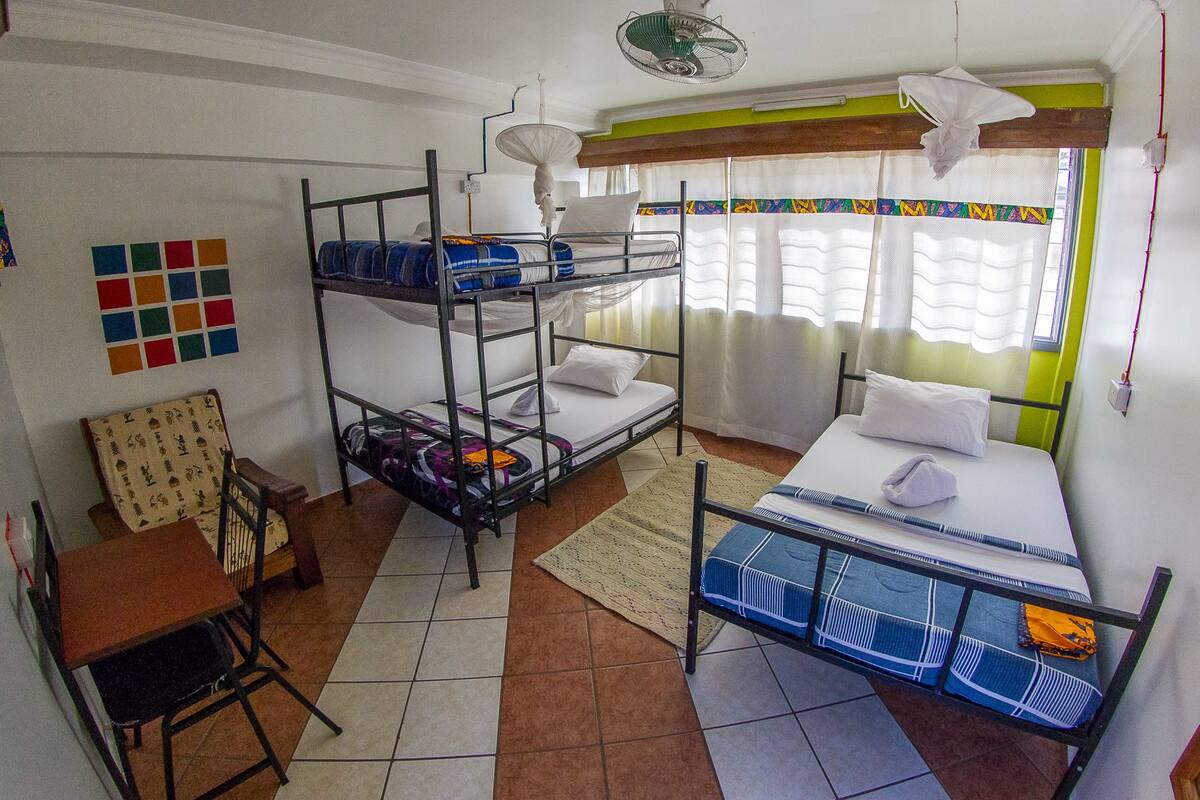 Caja de seguridad en la habitación y decoración personalizada 