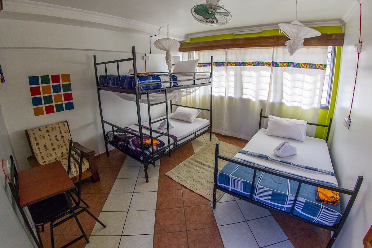 Slaapzaal (Female Dormitory) | Een kluis op de kamer, individueel gedecoreerd, individueel gemeubileerd
