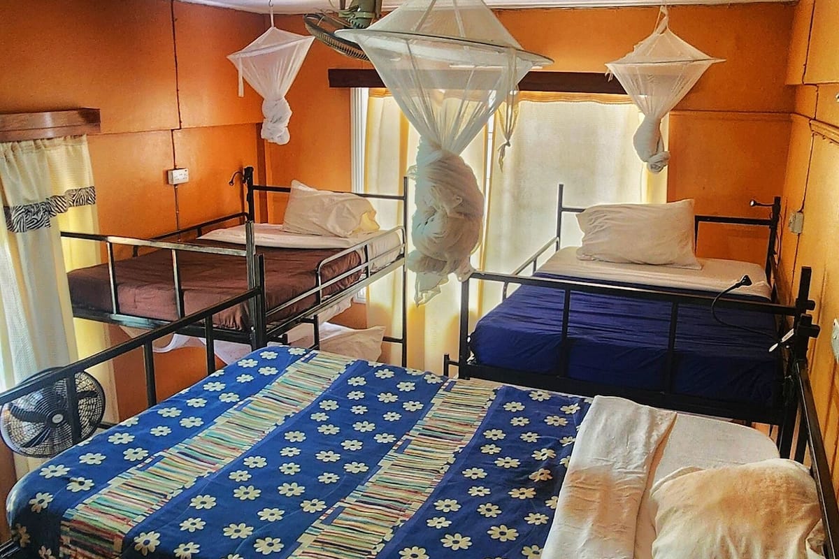 Sovsal (8 Beds Dormitory) | Värdeförvaringsskåp på rummet, individuell inredning och unika möbler