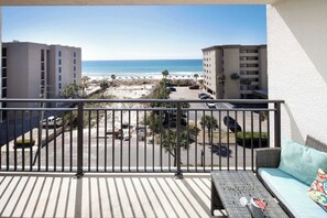 Property grounds - Emerald Isle 610🌊Gulf Views! Beach Service🏖️ (Fort Walton Beach)