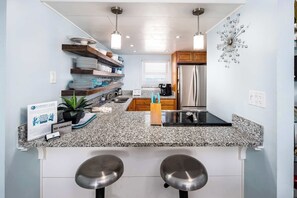 冷蔵庫、電子レンジ、オーブン、コンロ