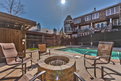 Enjoy Luxury Resort Amenities in the Heart of Old Town Park City! Snowblaze 202