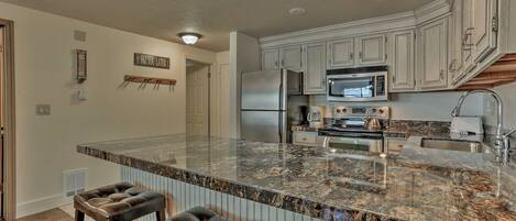 Kjøleskap, mikrobølgeovn, kokeplater og oppvaskmaskin