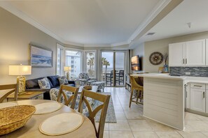 Smart-TV, DVD-spiller og bøker