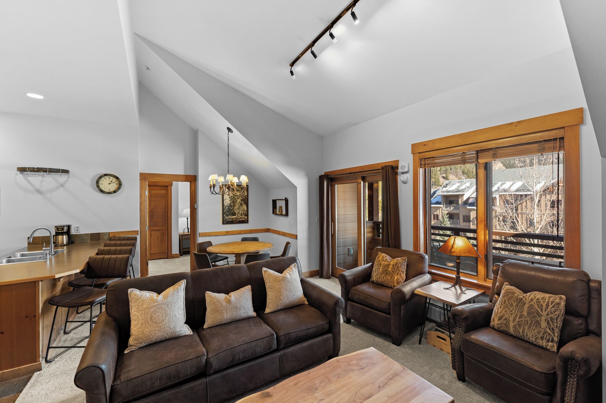 Flat-screen TV, fireplace