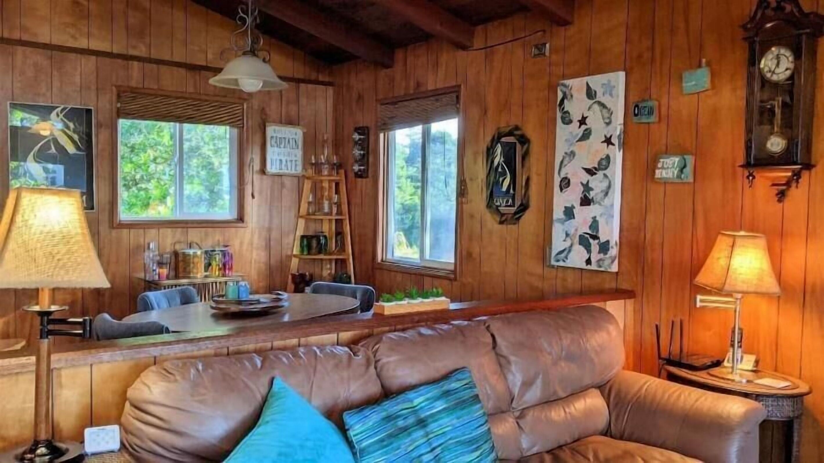 Smart TV, fireplace, Netflix, Hulu
