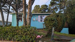 Exterior - On Beach Time – Vintage Cottage Near the Surf (Florence)
