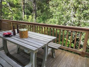 Outdoor dining - On Beach Time – Vintage Cottage Near the Surf (Florence)