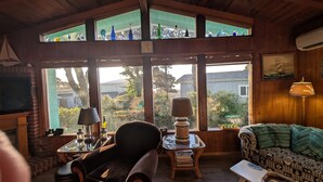 Smart TV, fireplace, Netflix, Hulu - On Beach Time – Vintage Cottage Near the Surf (Florence)