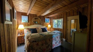 2 bedrooms, desk, iron/ironing board, free WiFi - On Beach Time – Vintage Cottage Near the Surf (Florence)